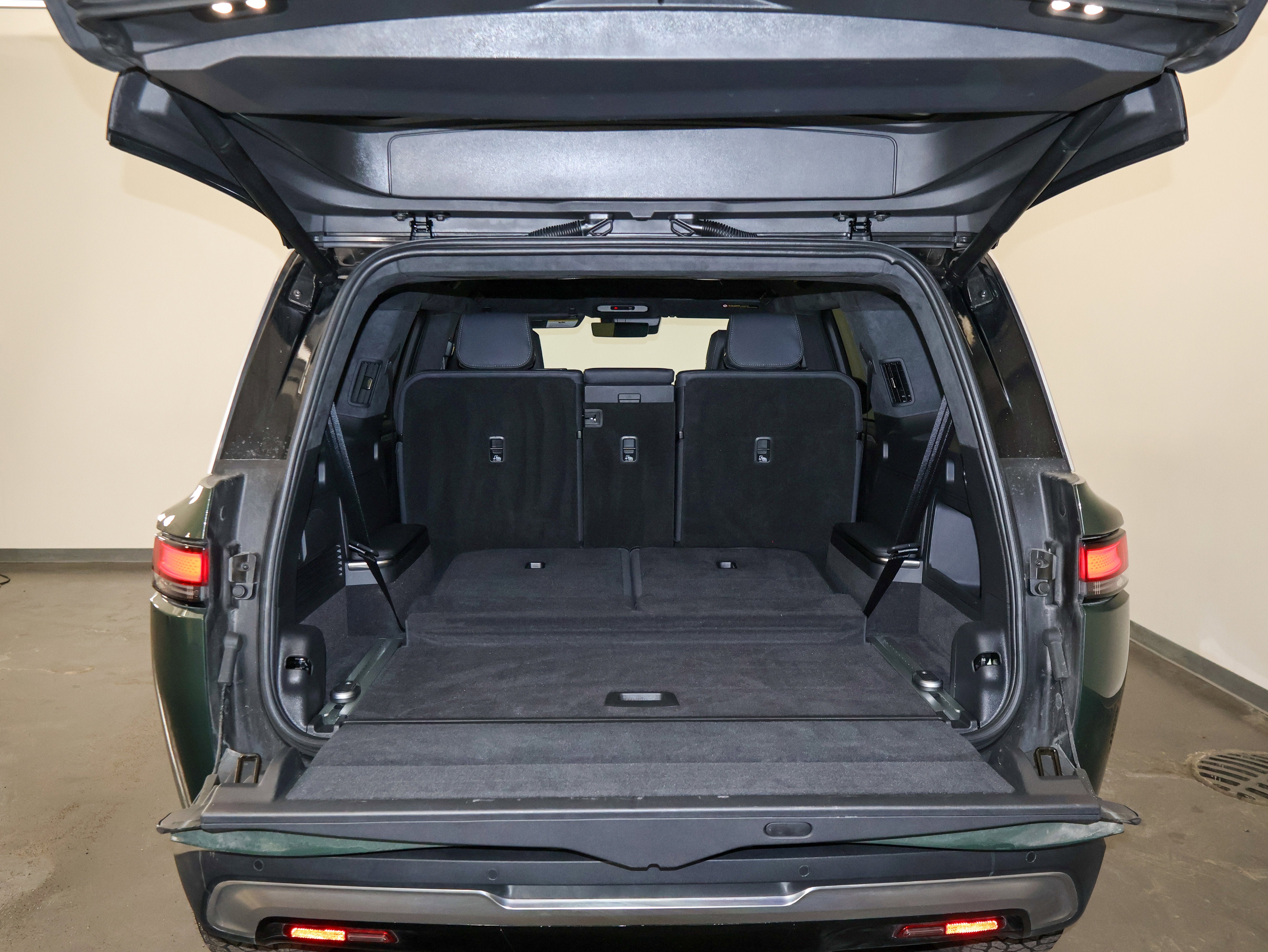 2025 Rivian R1S Adventure