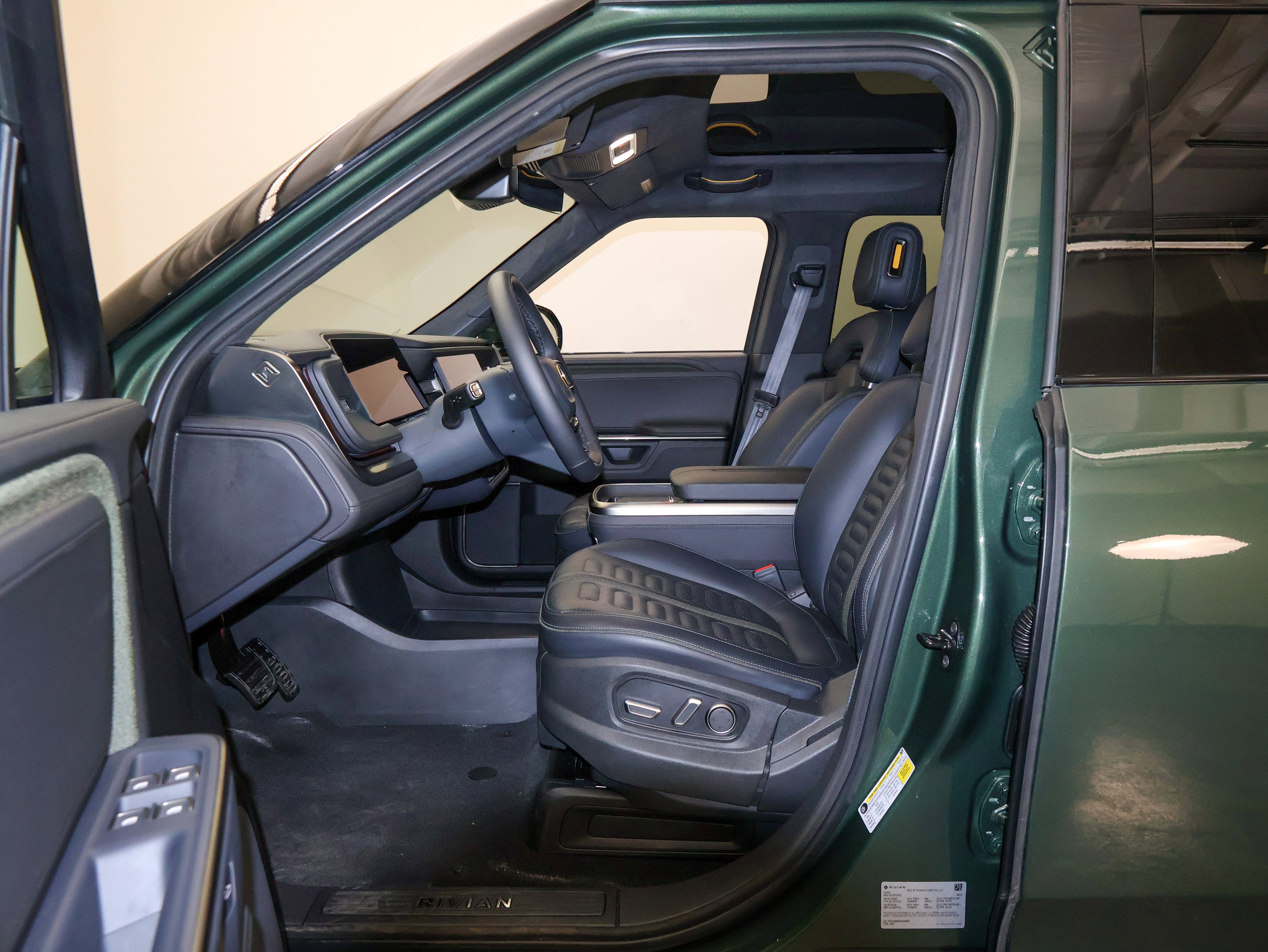 2025 Rivian R1S Adventure