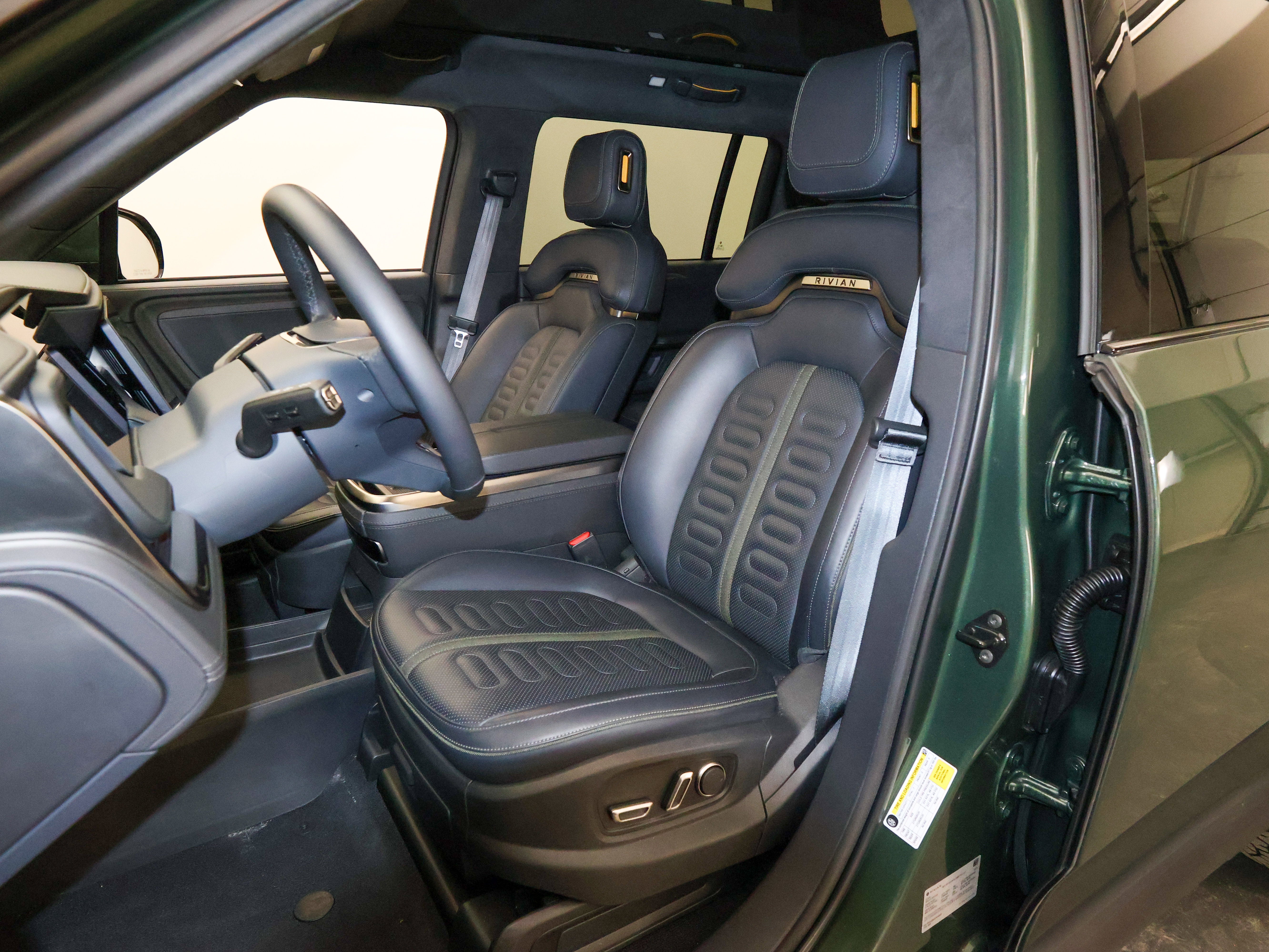 2025 Rivian R1S Adventure