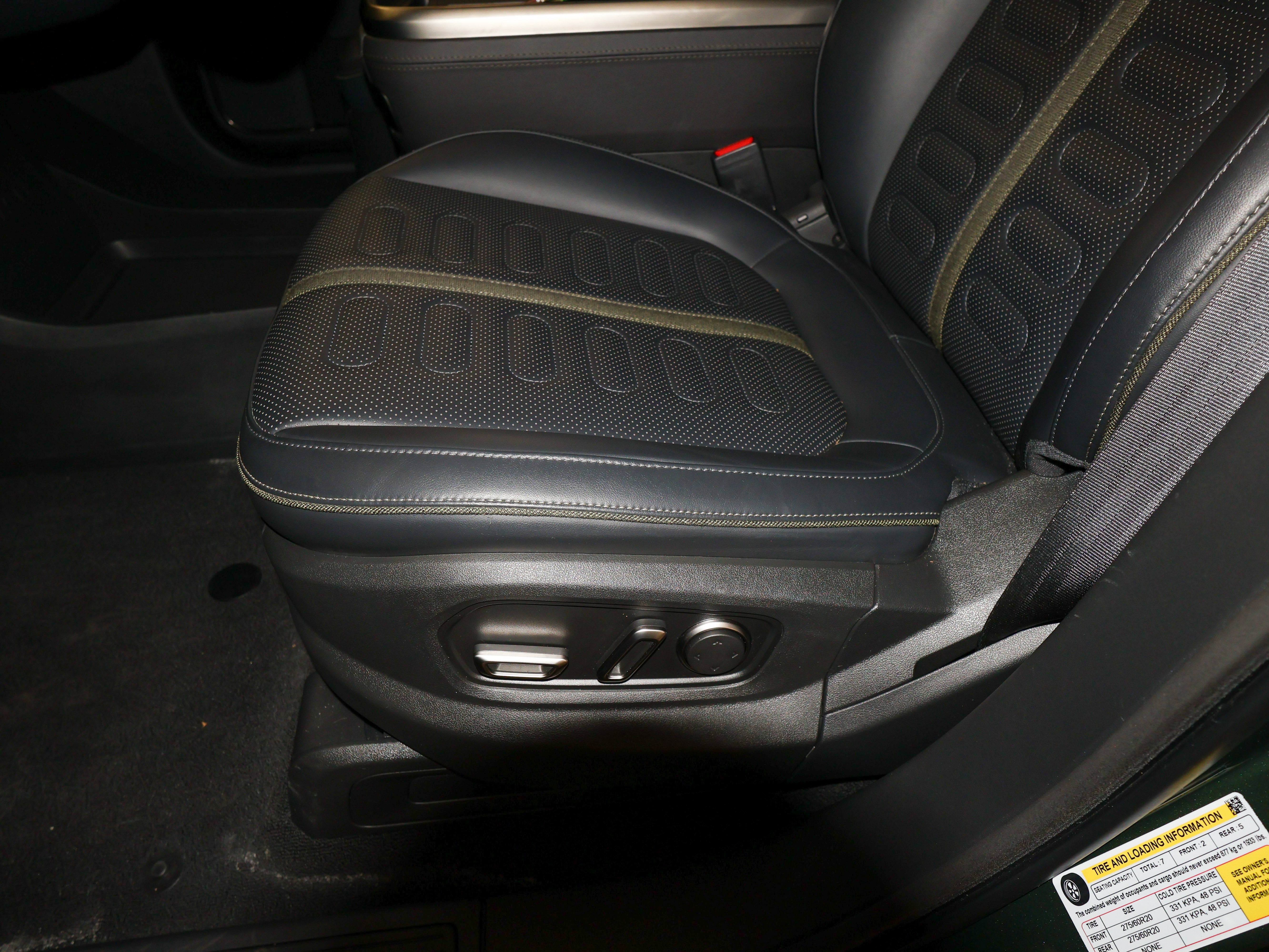 2025 Rivian R1S Adventure