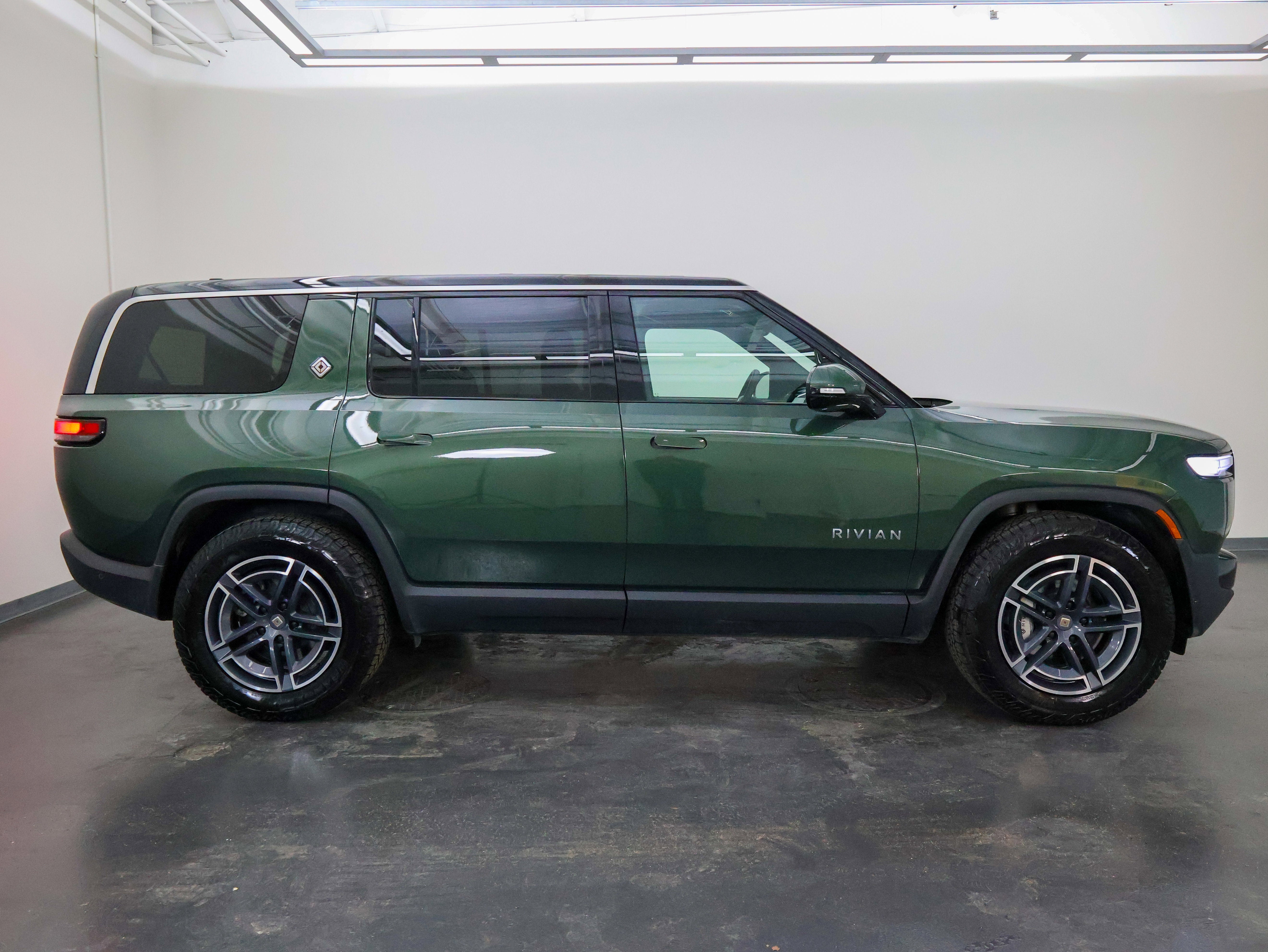 2025 Rivian R1S Adventure