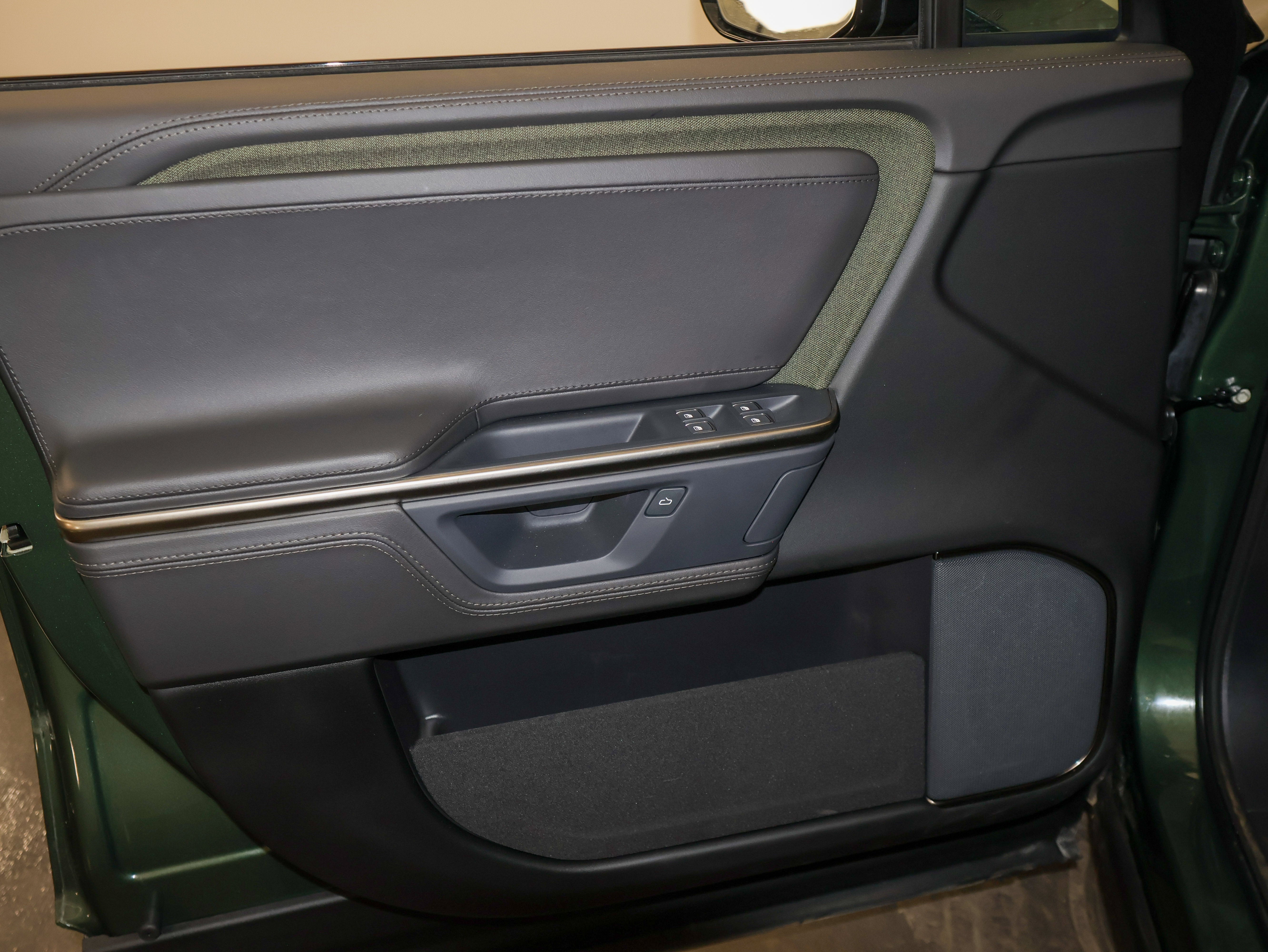 2025 Rivian R1S Adventure