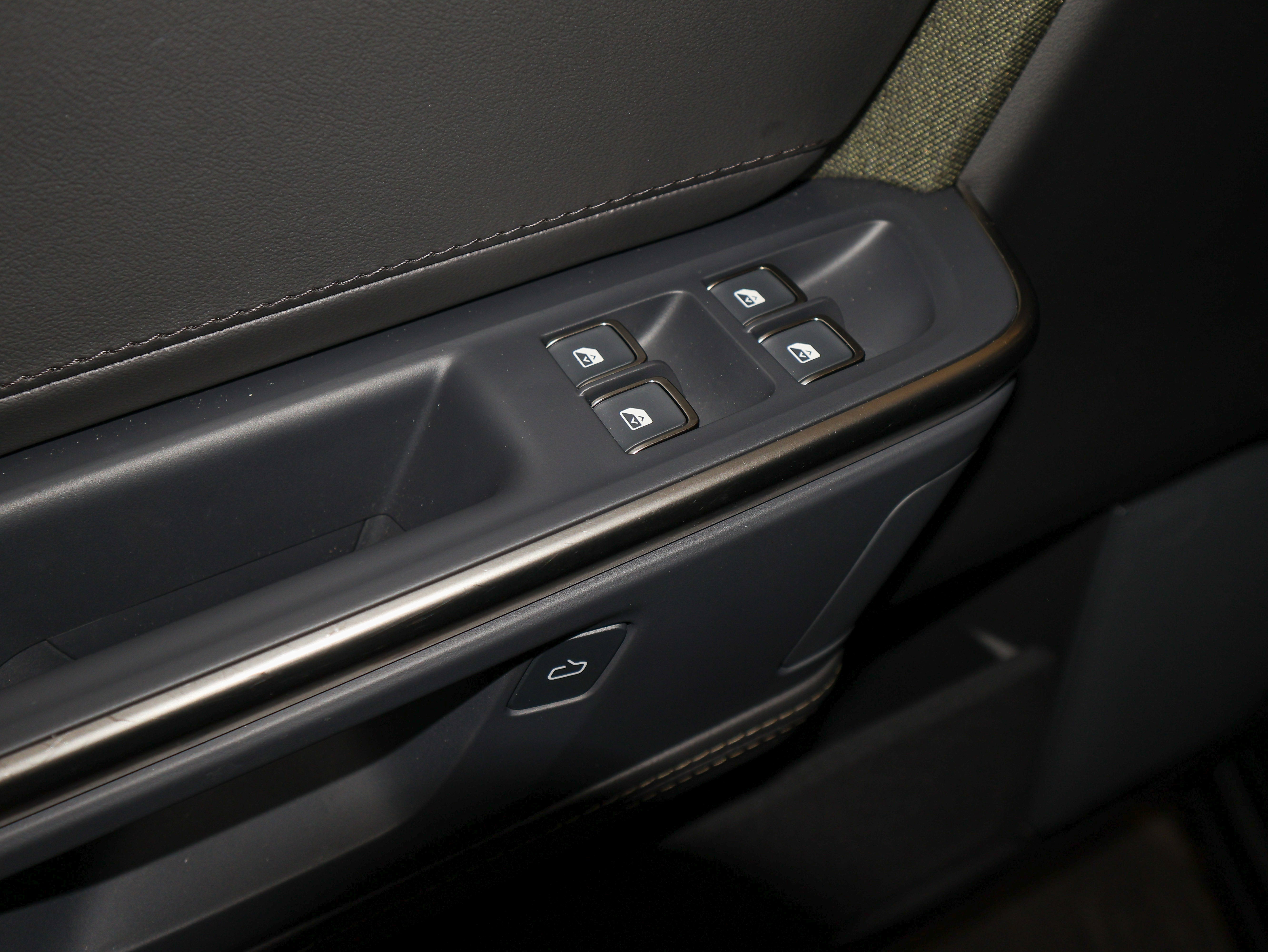 2025 Rivian R1S Adventure