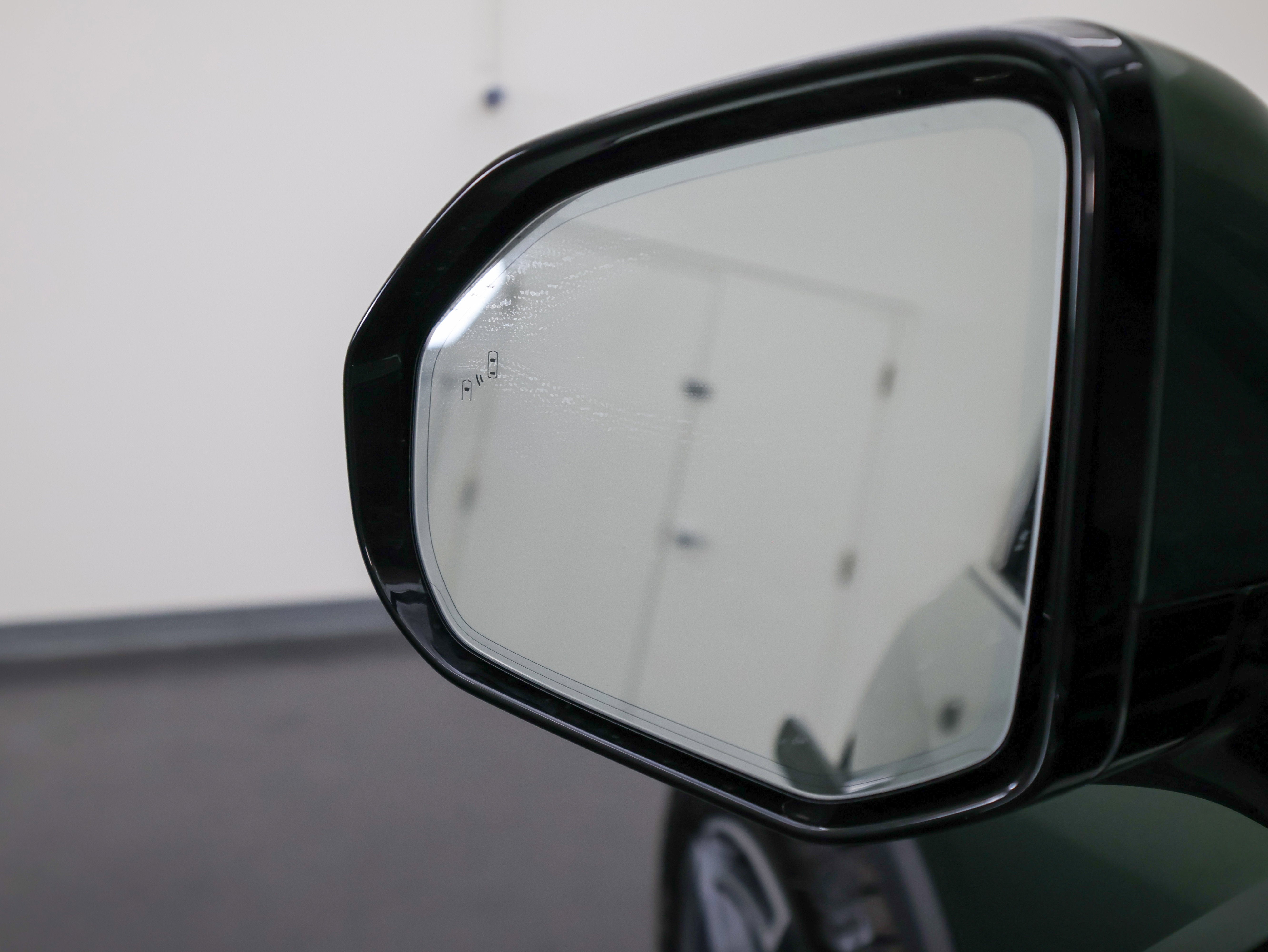 2025 Rivian R1S Adventure