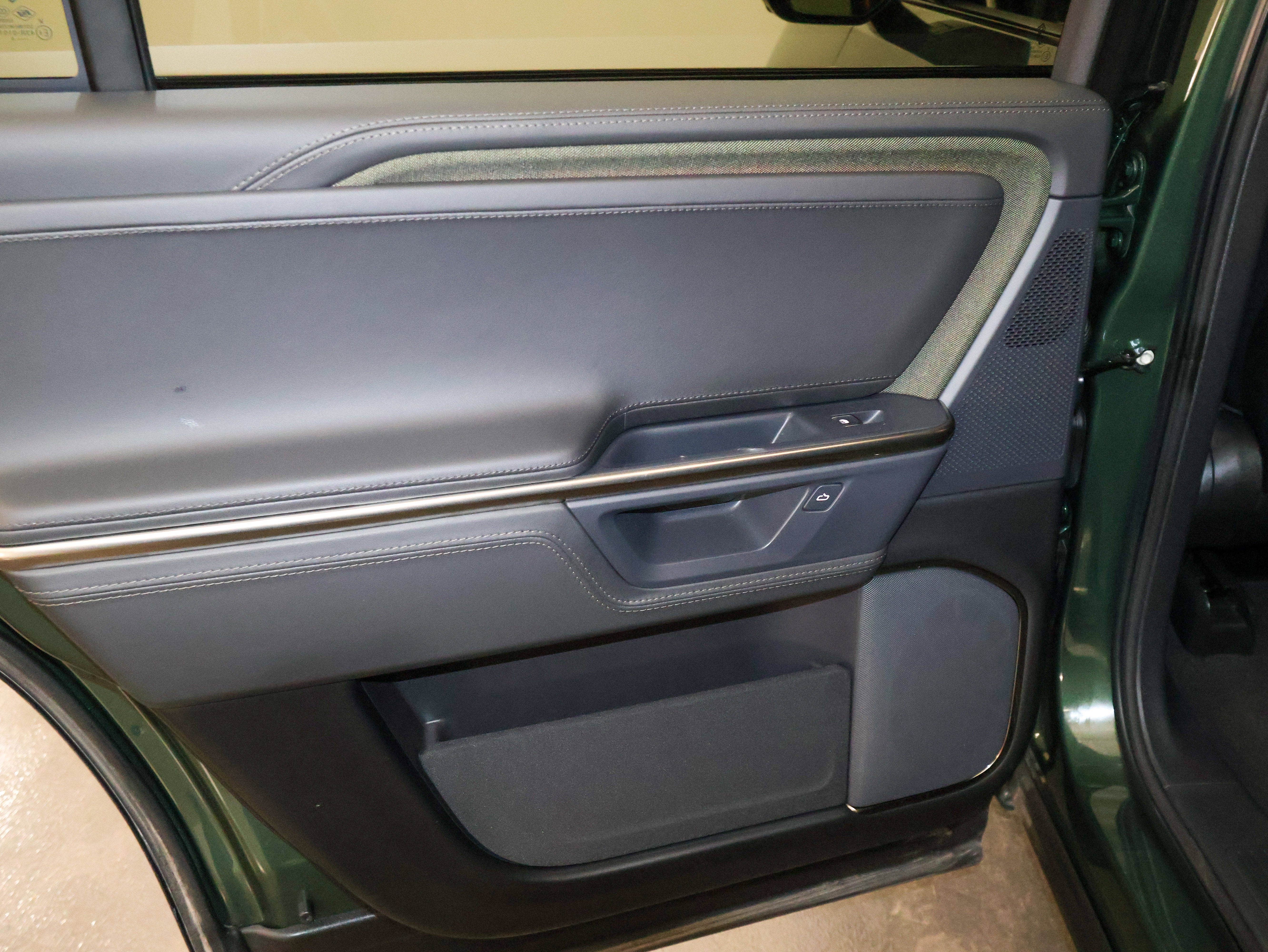 2025 Rivian R1S Adventure