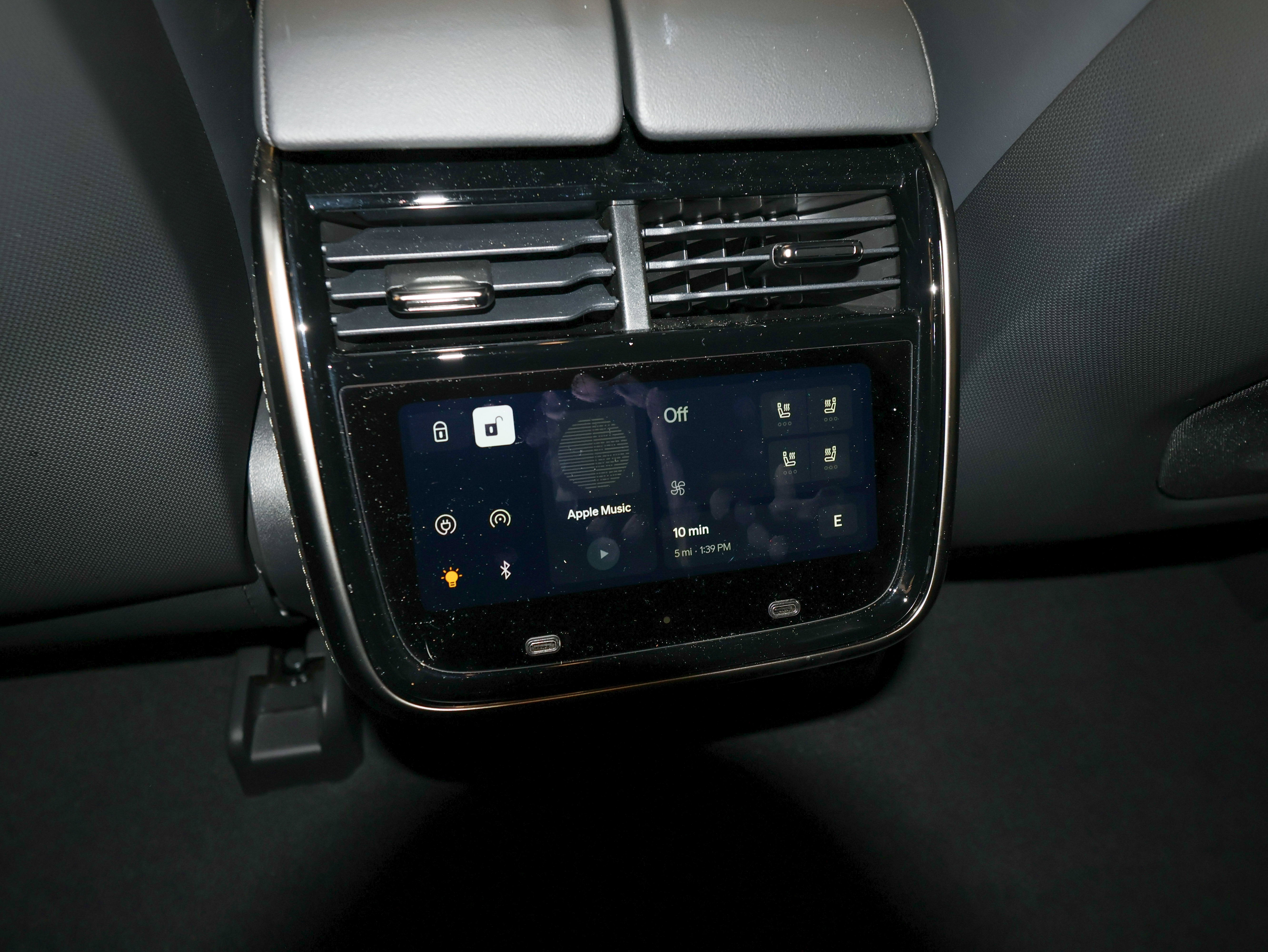 2025 Rivian R1S Adventure