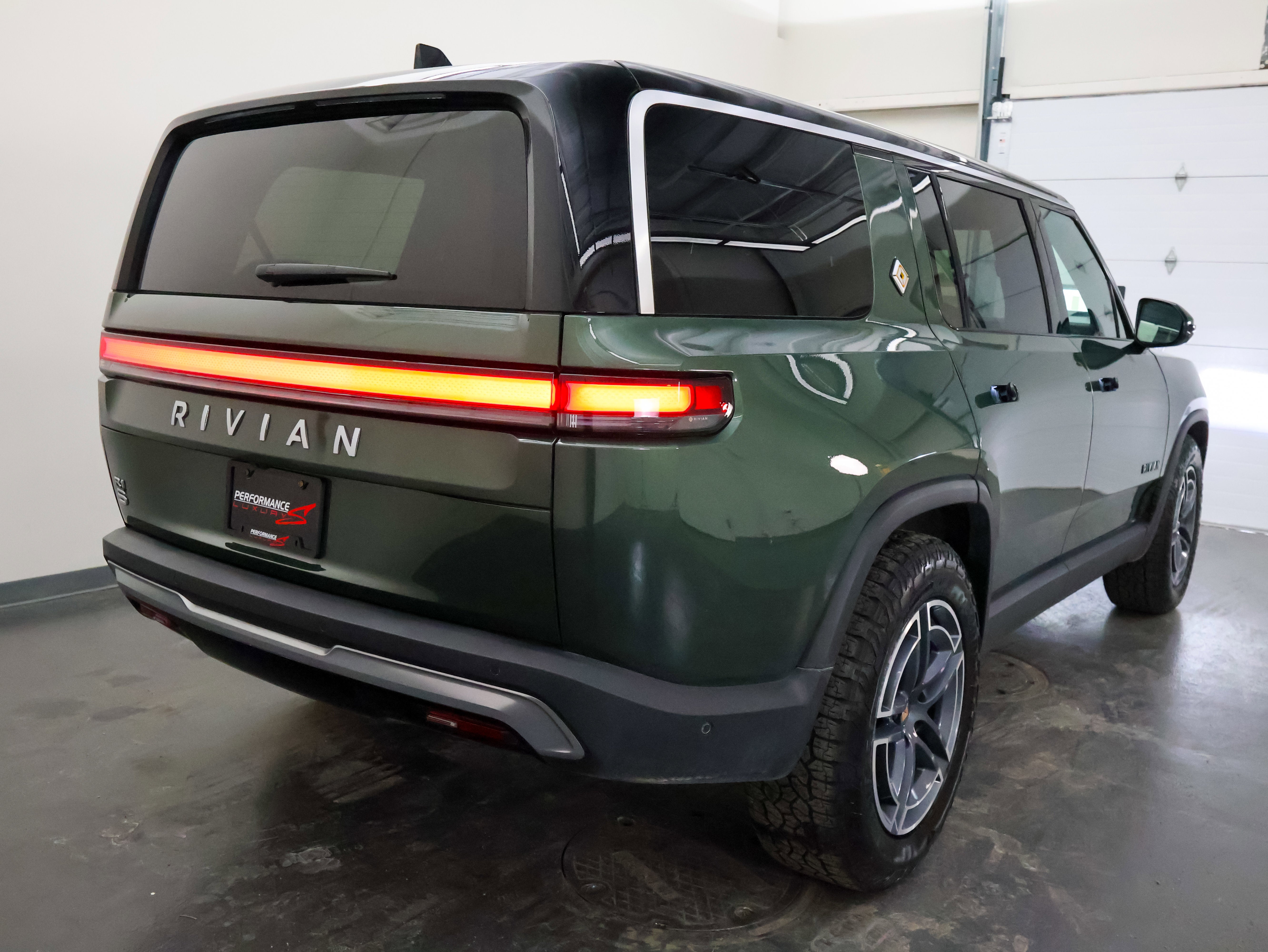 2025 Rivian R1S Adventure