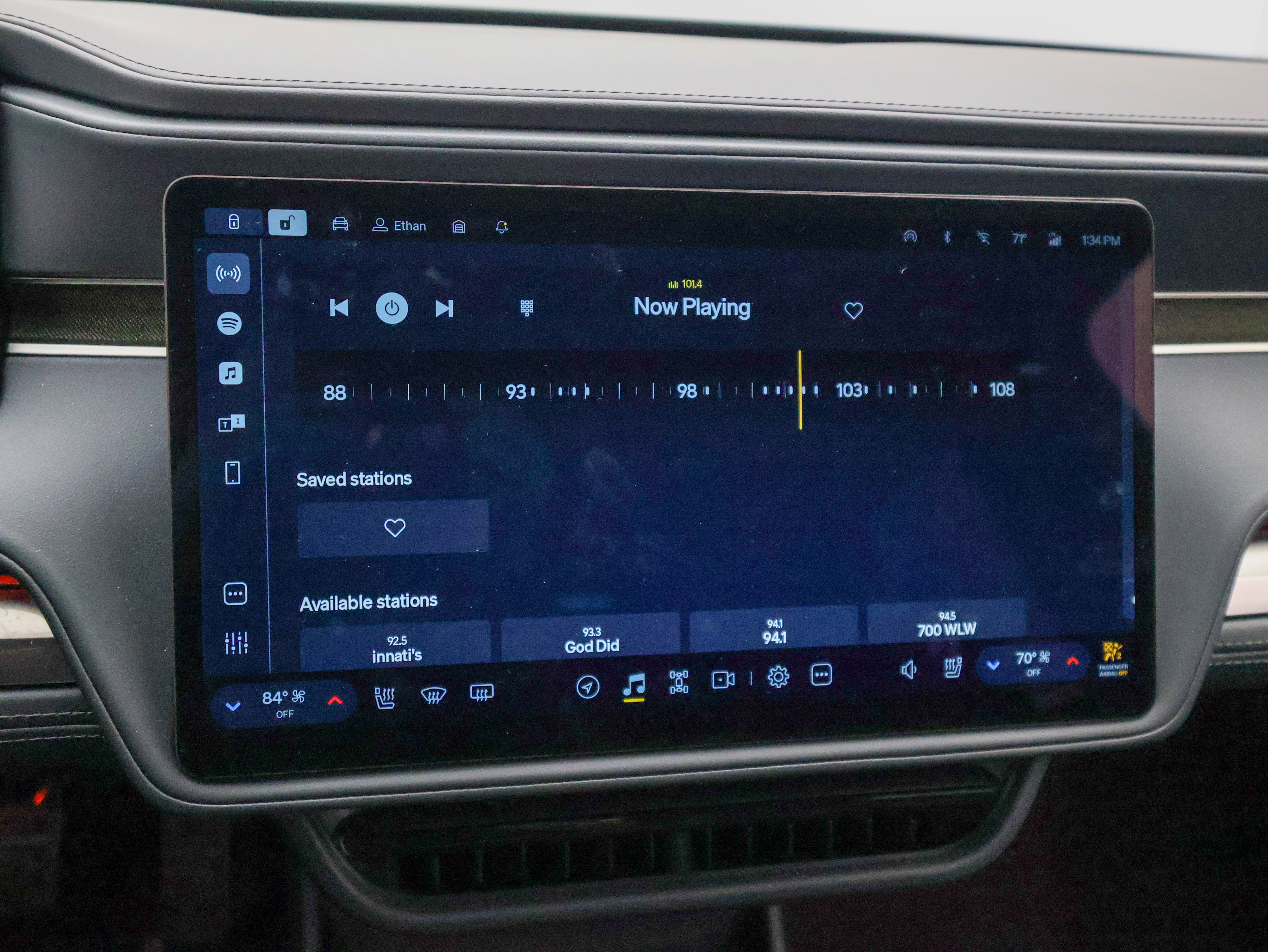 2025 Rivian R1S Adventure