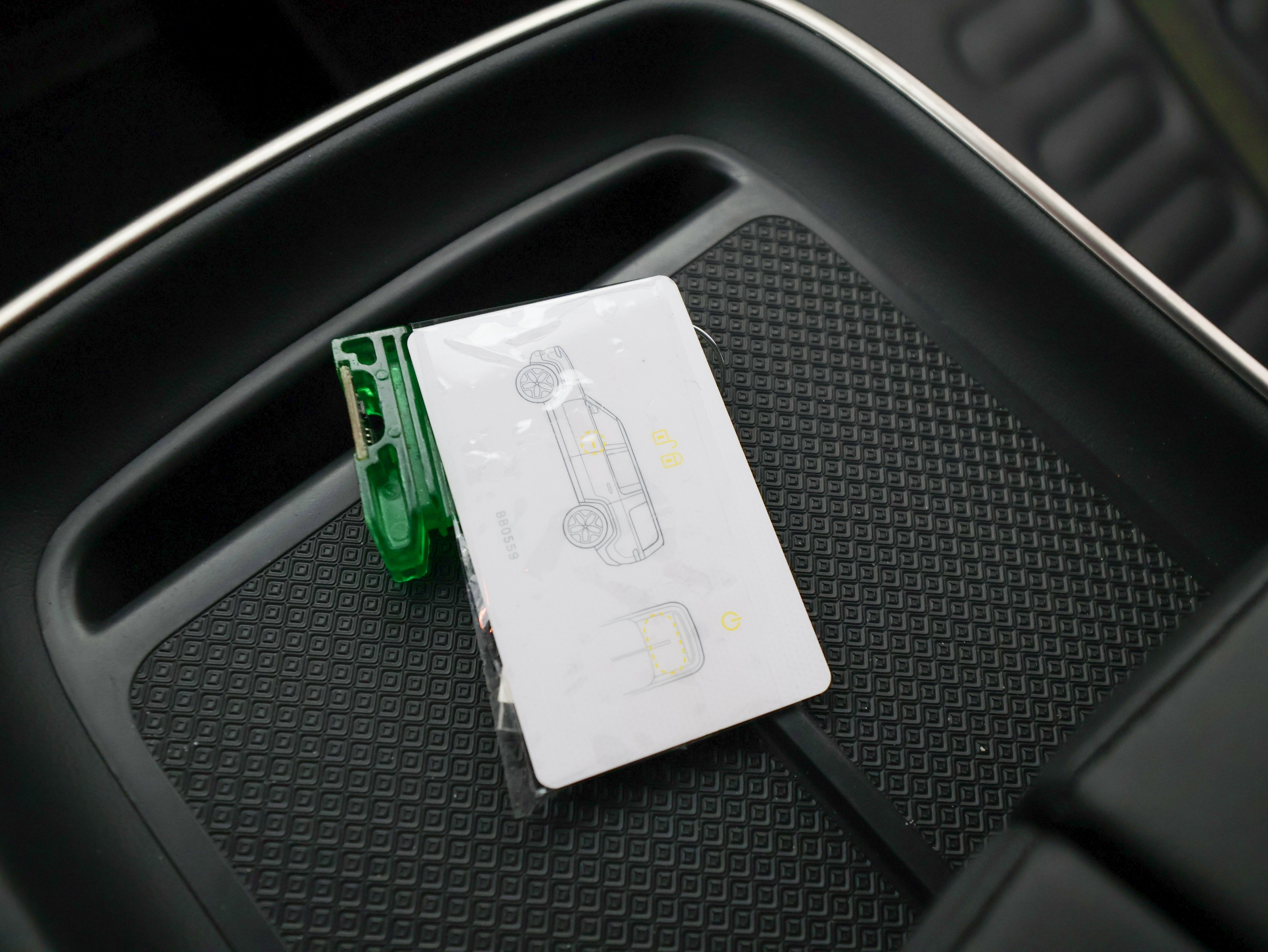 2025 Rivian R1S Adventure