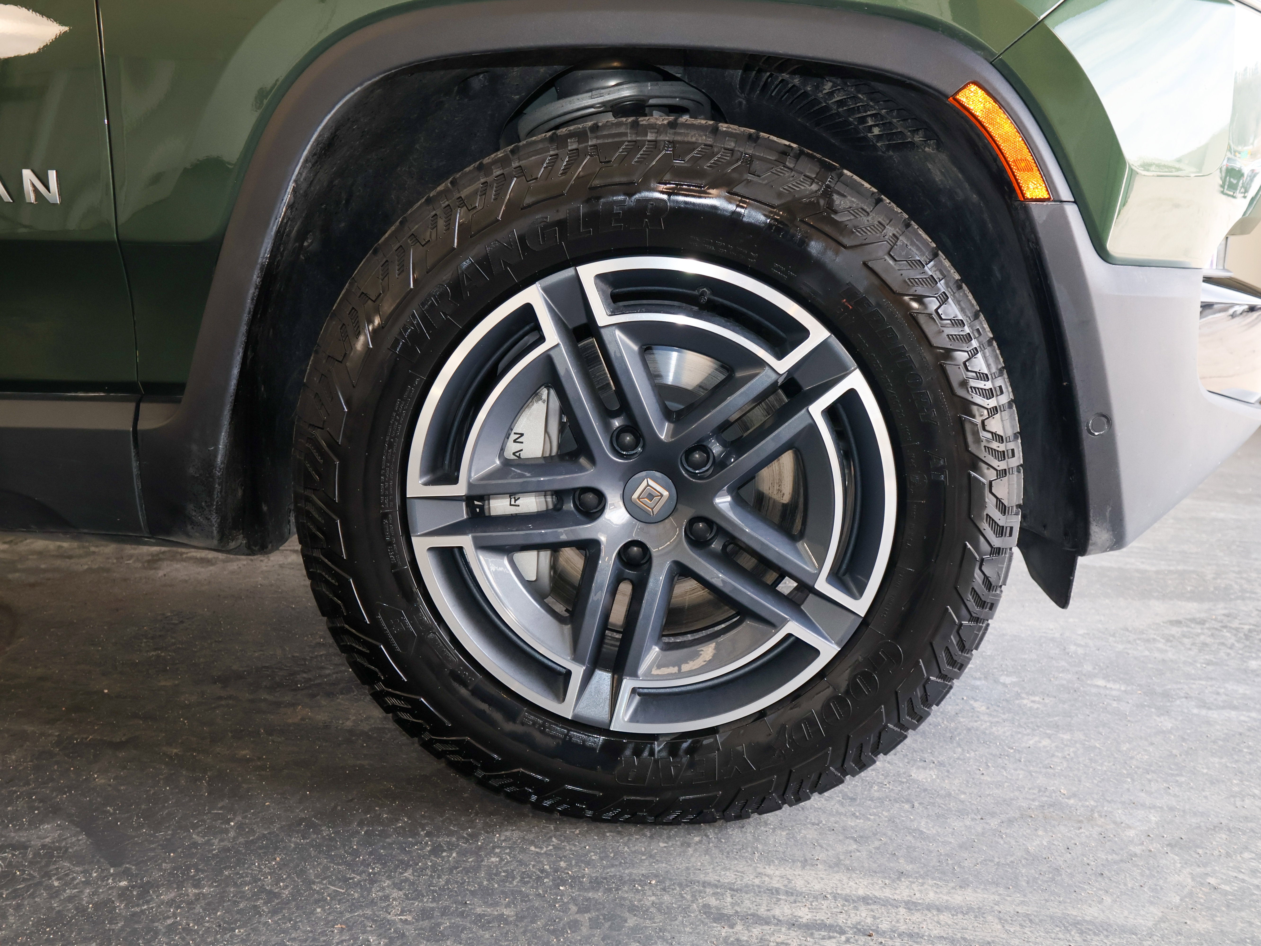 2025 Rivian R1S Adventure