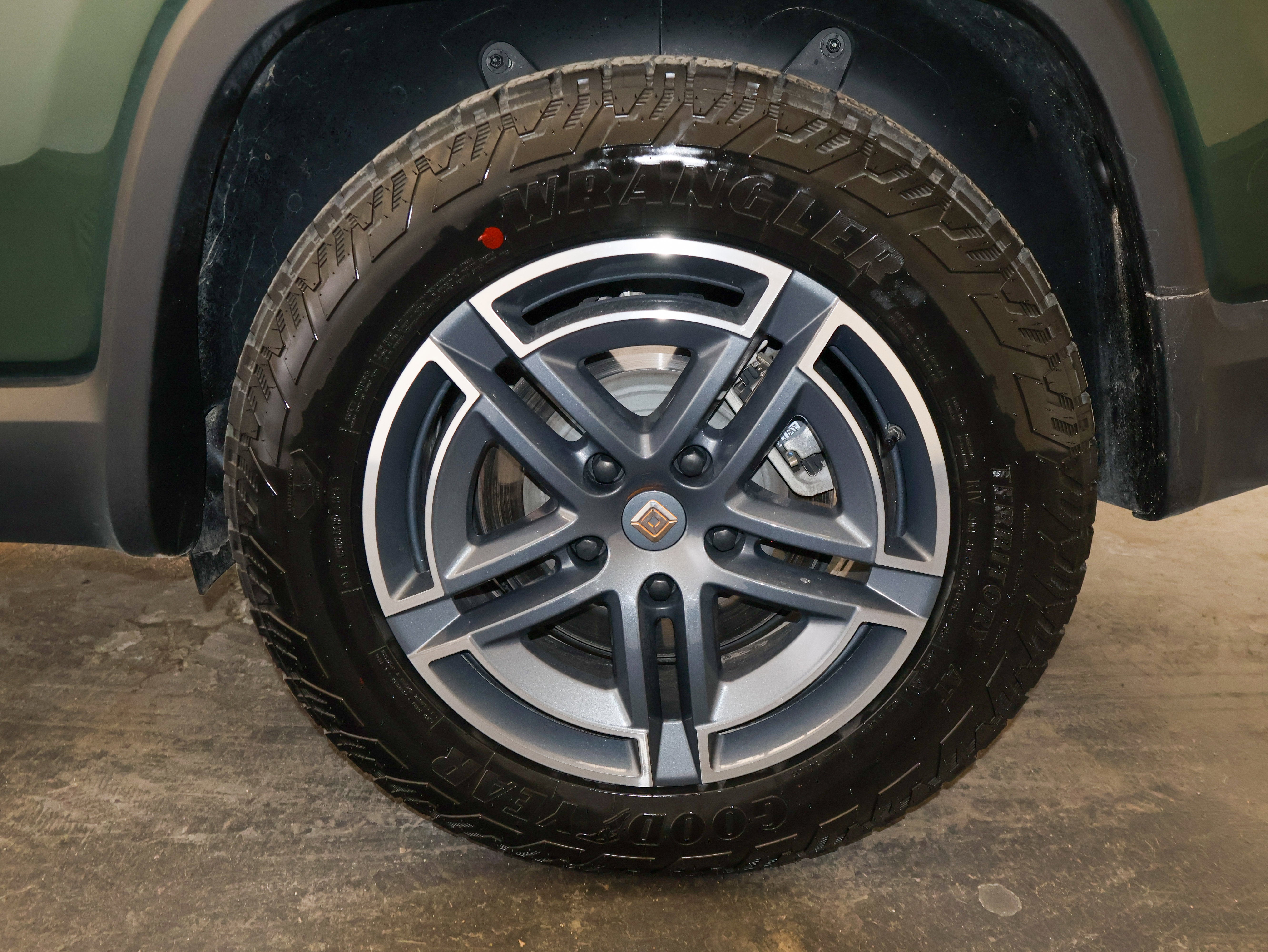 2025 Rivian R1S Adventure