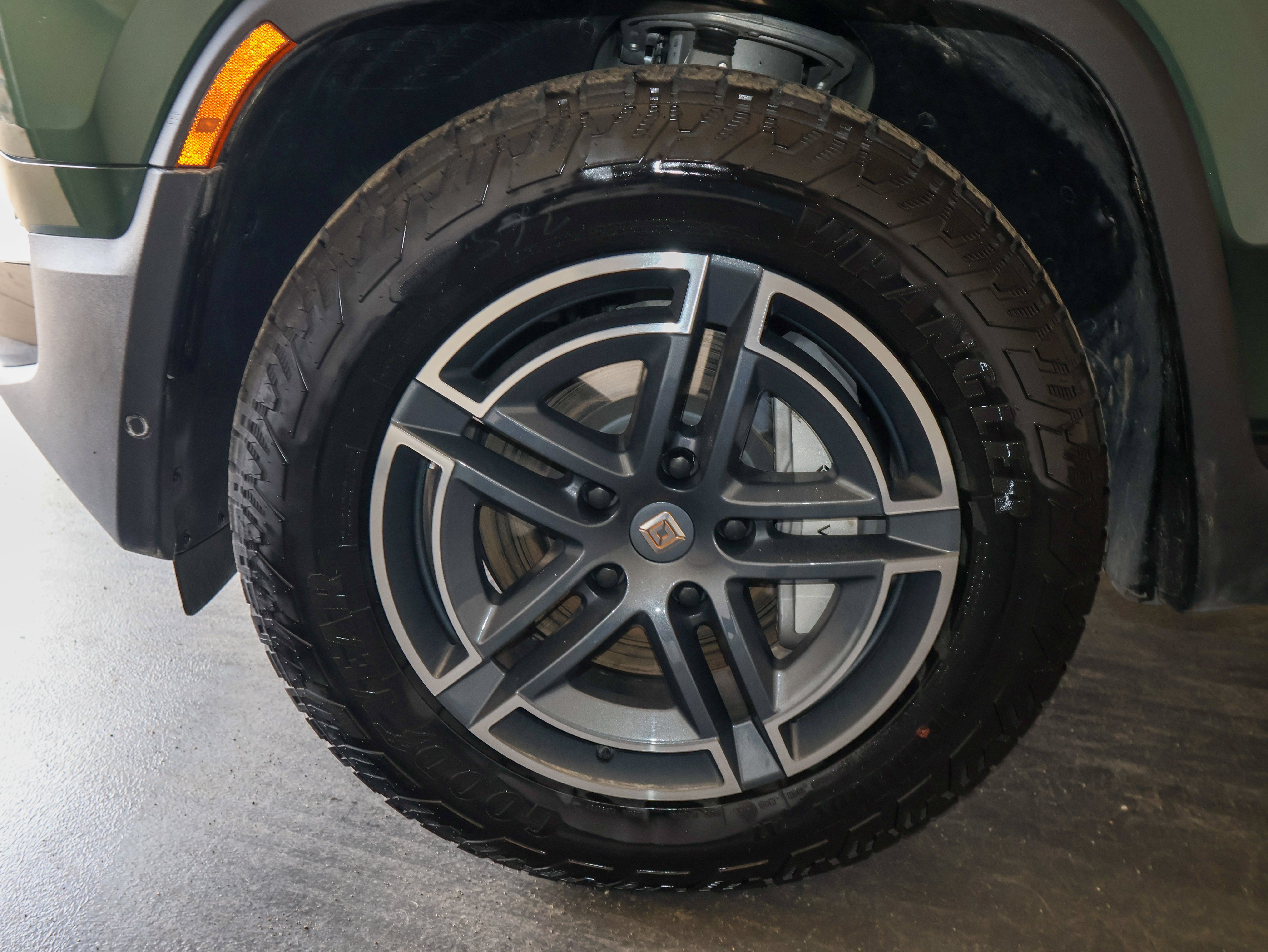 2025 Rivian R1S Adventure