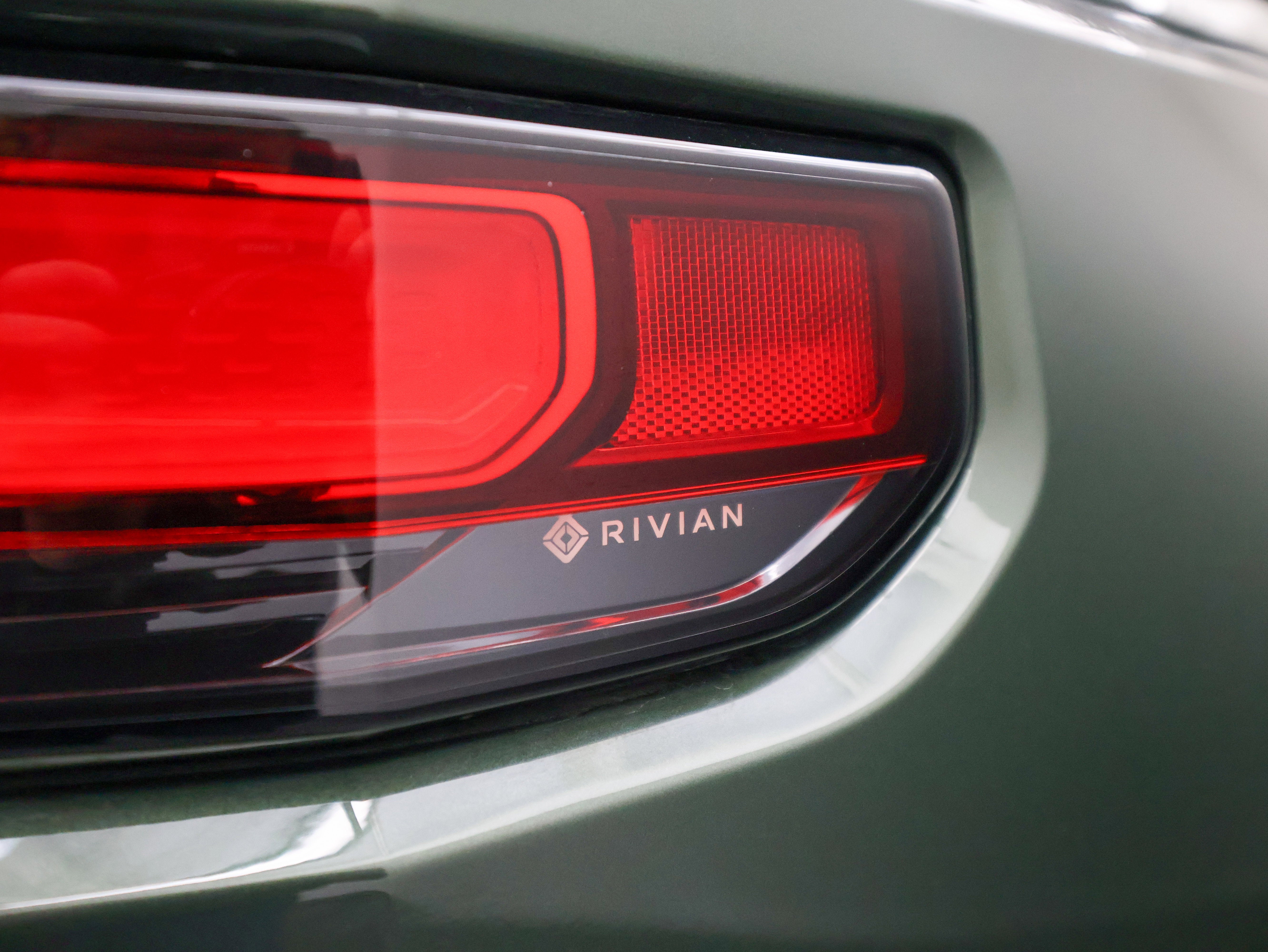 2025 Rivian R1S Adventure