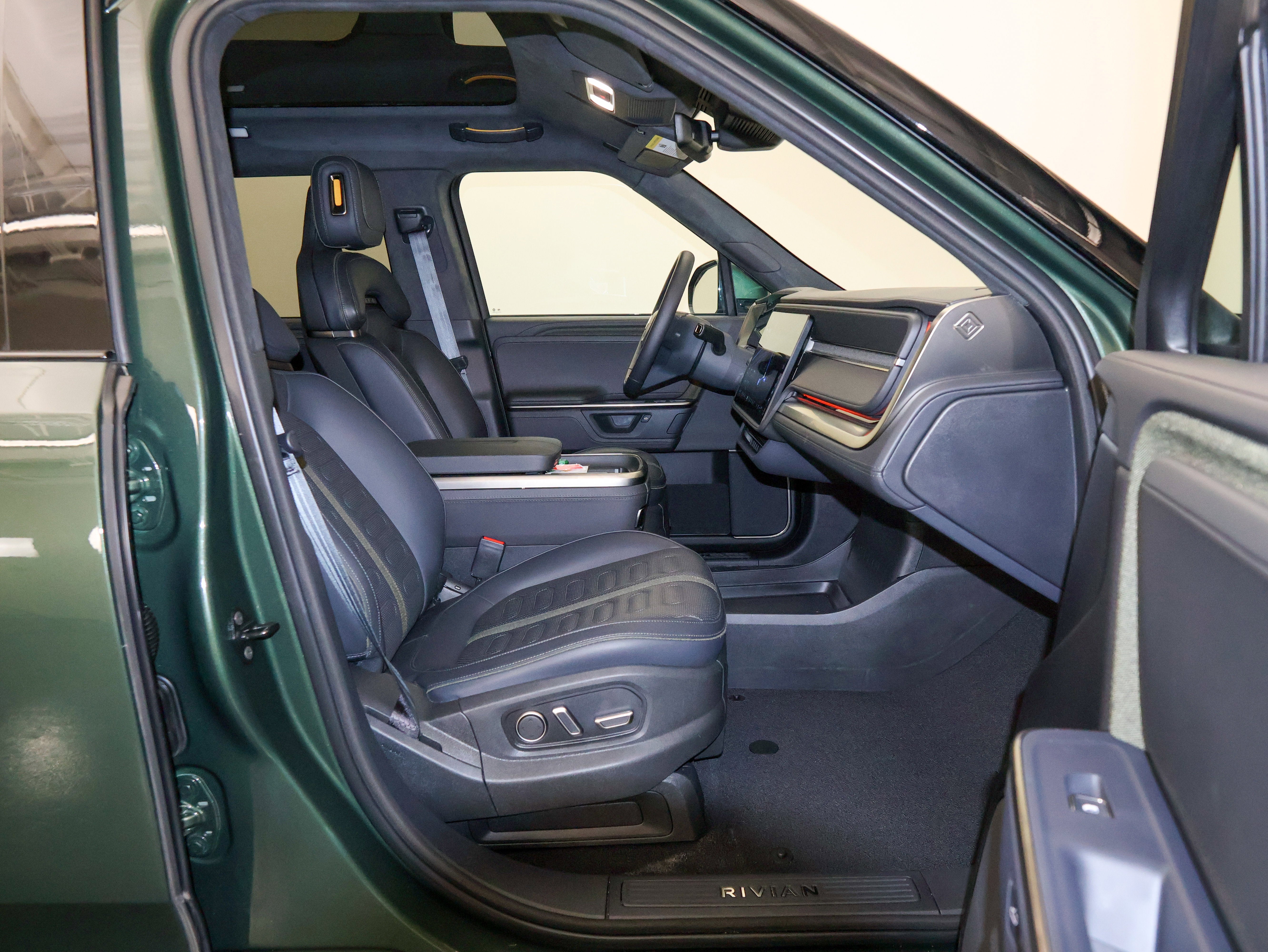 2025 Rivian R1S Adventure