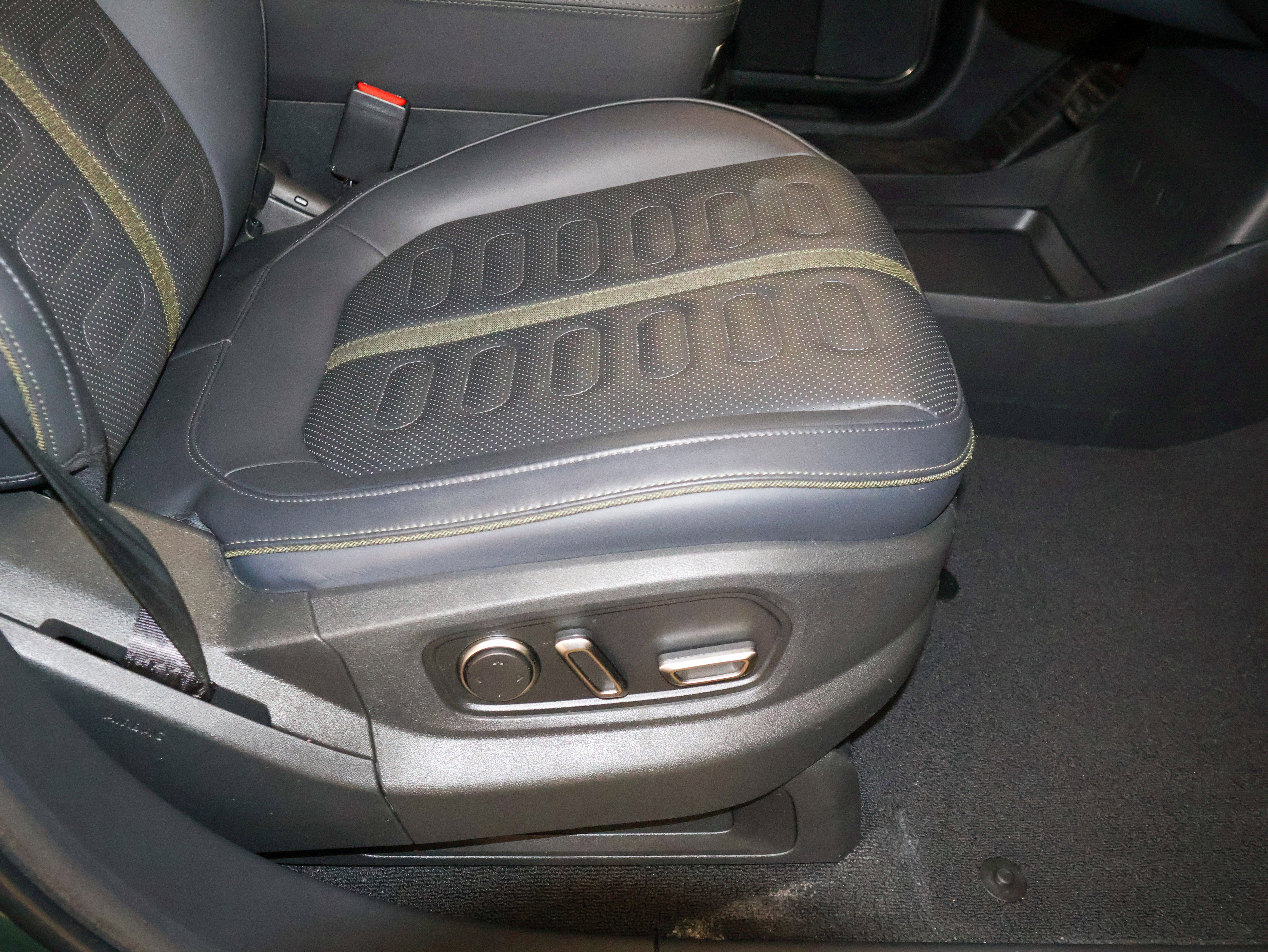 2025 Rivian R1S Adventure