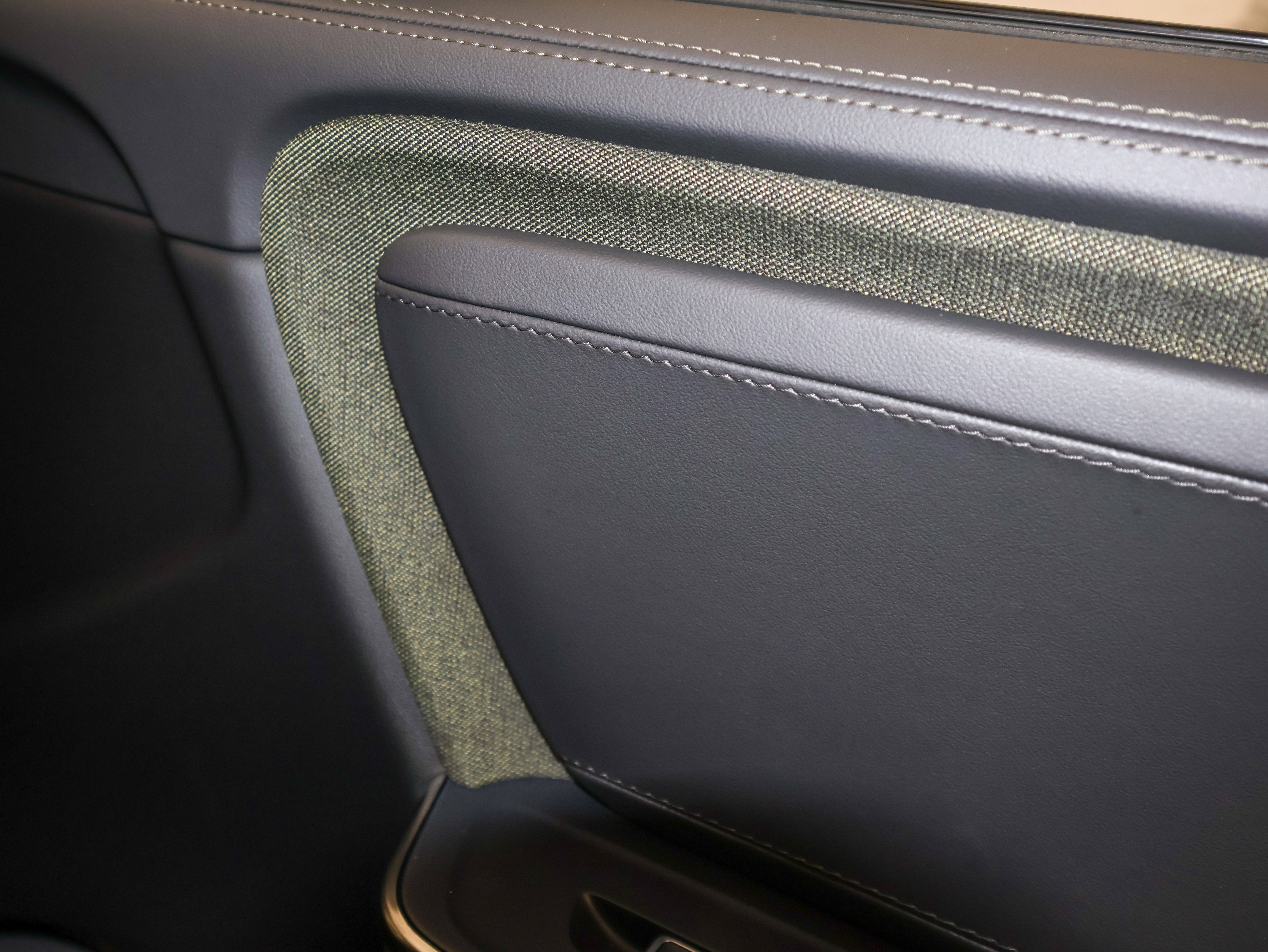 2025 Rivian R1S Adventure