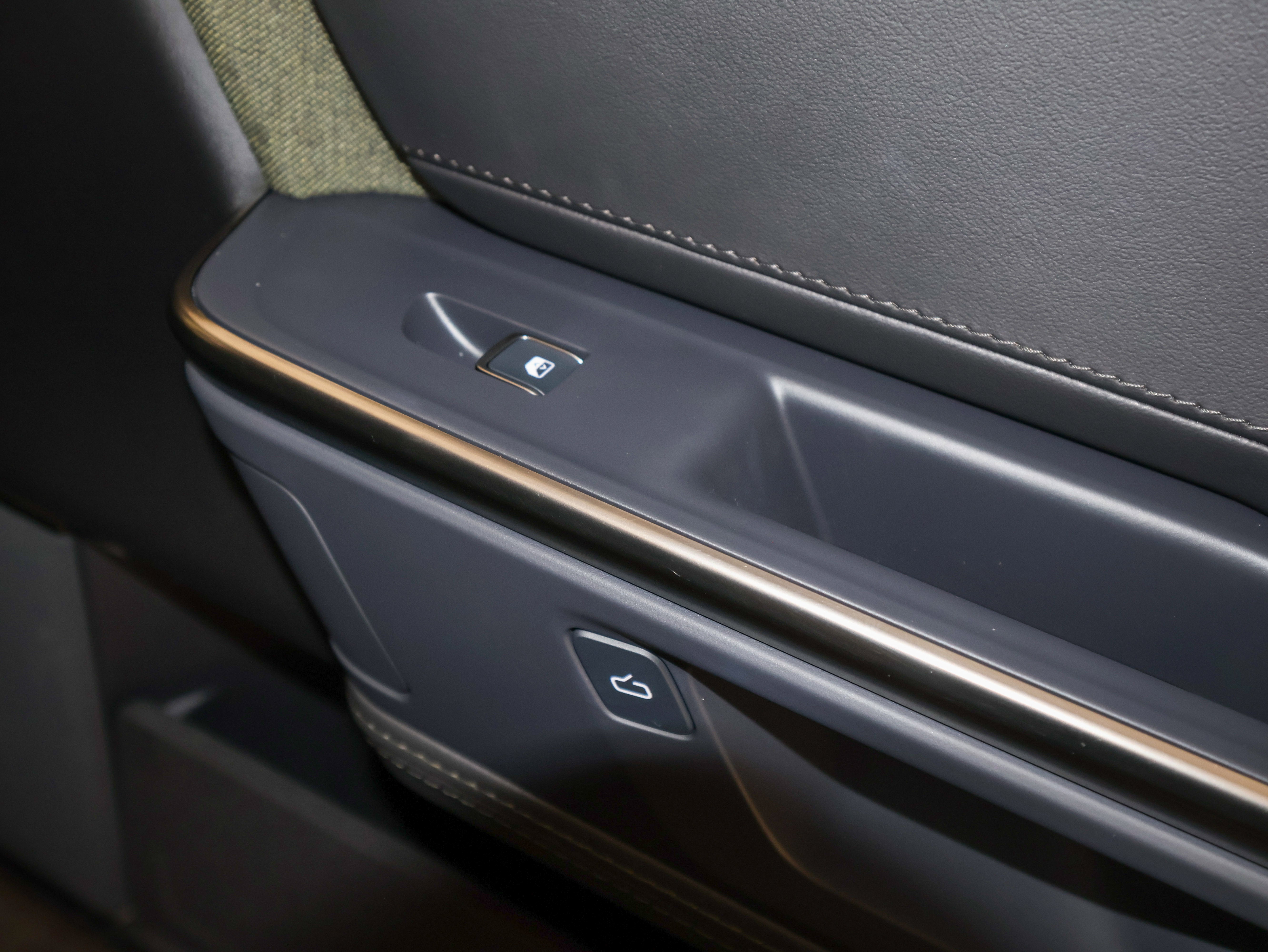 2025 Rivian R1S Adventure