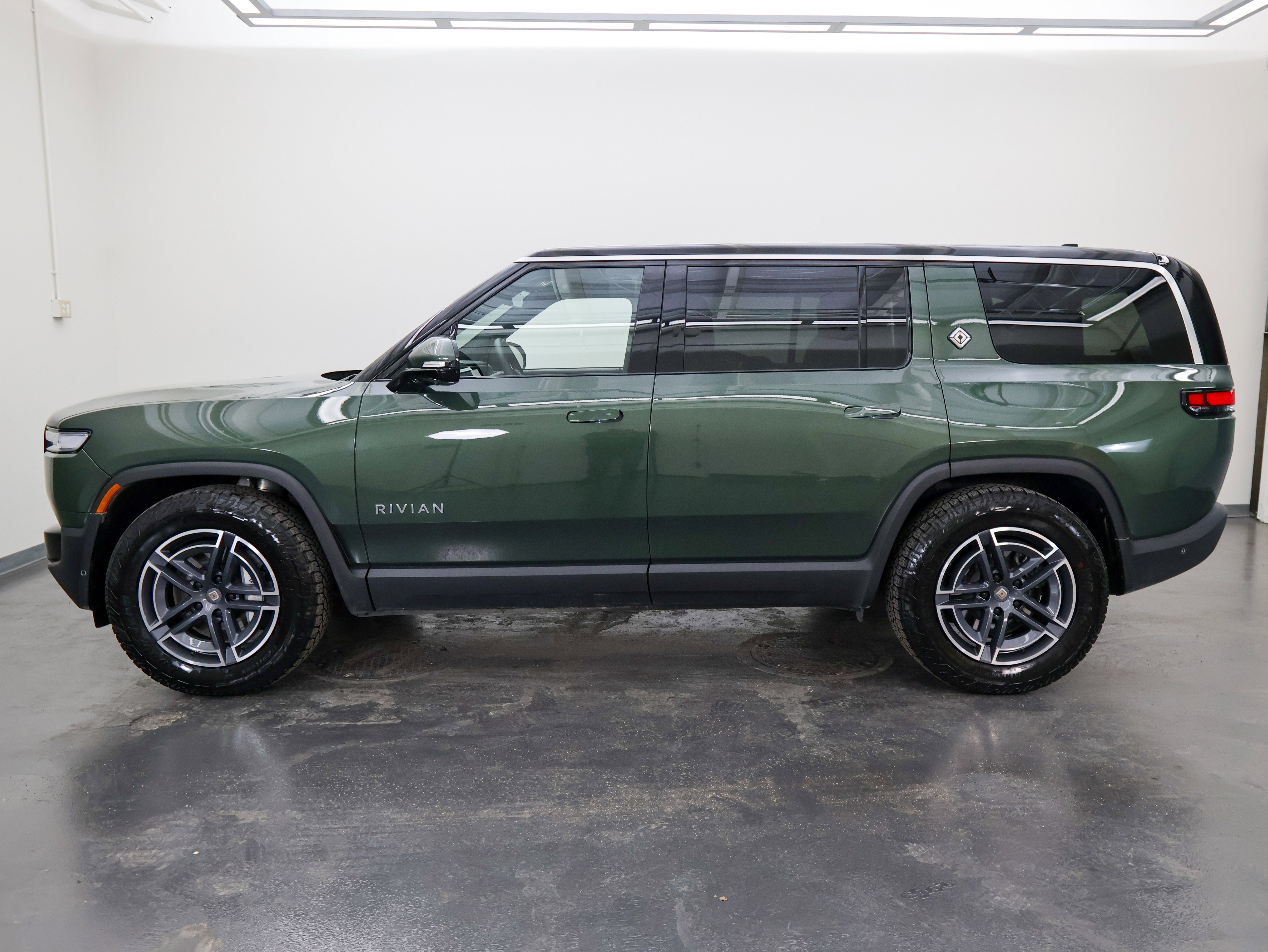 2025 Rivian R1S Adventure