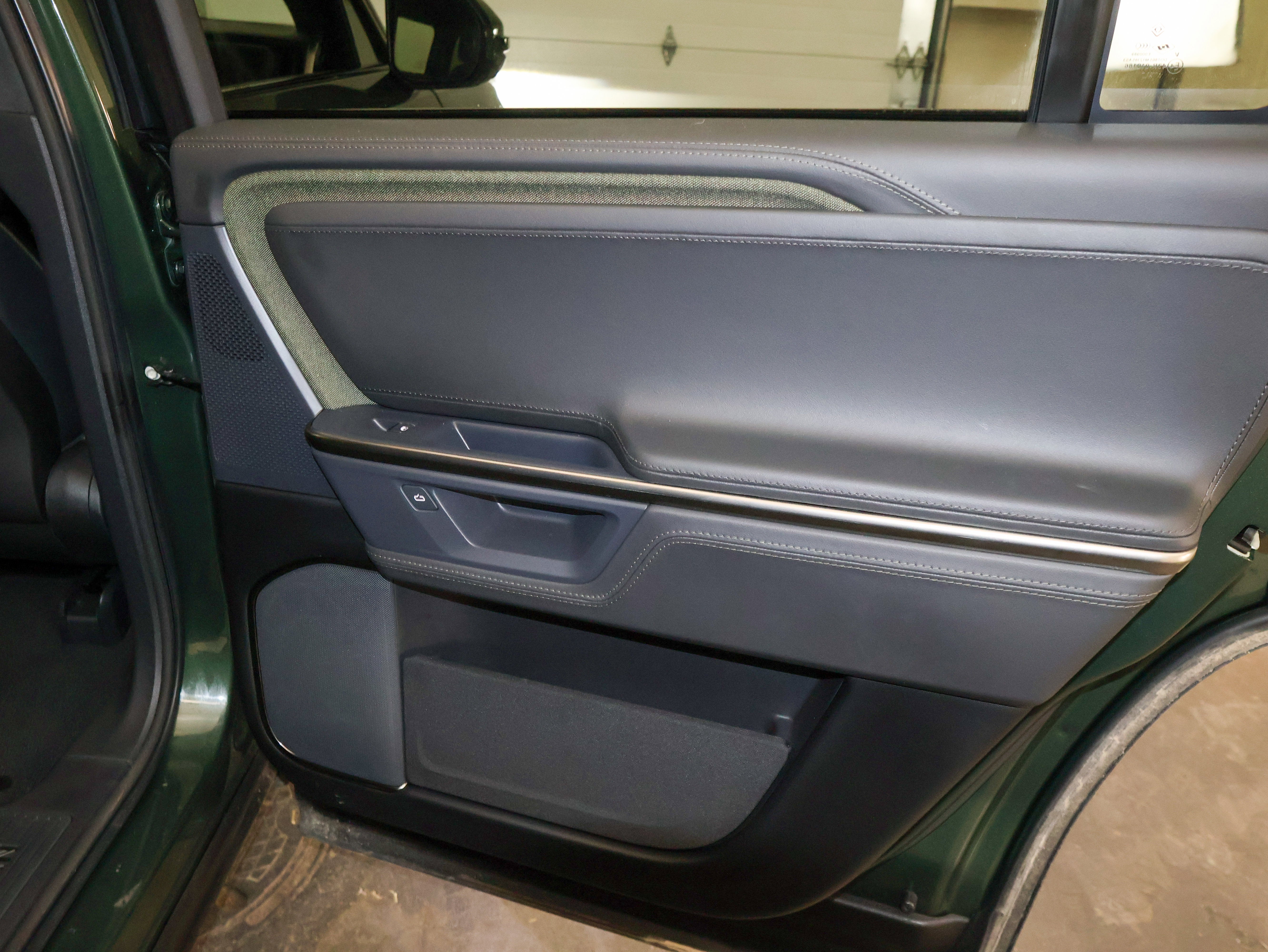 2025 Rivian R1S Adventure