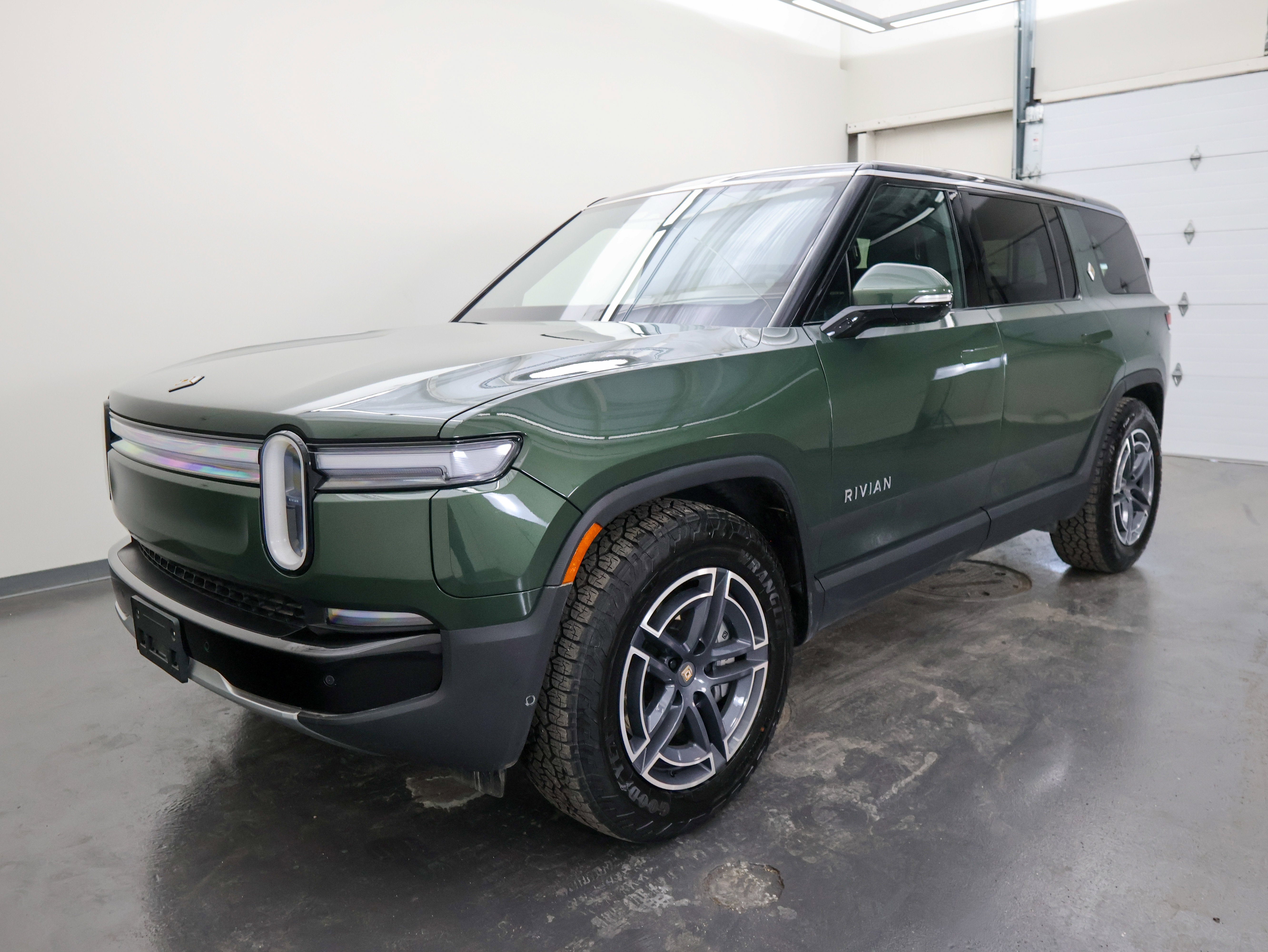 2025 Rivian R1S Adventure
