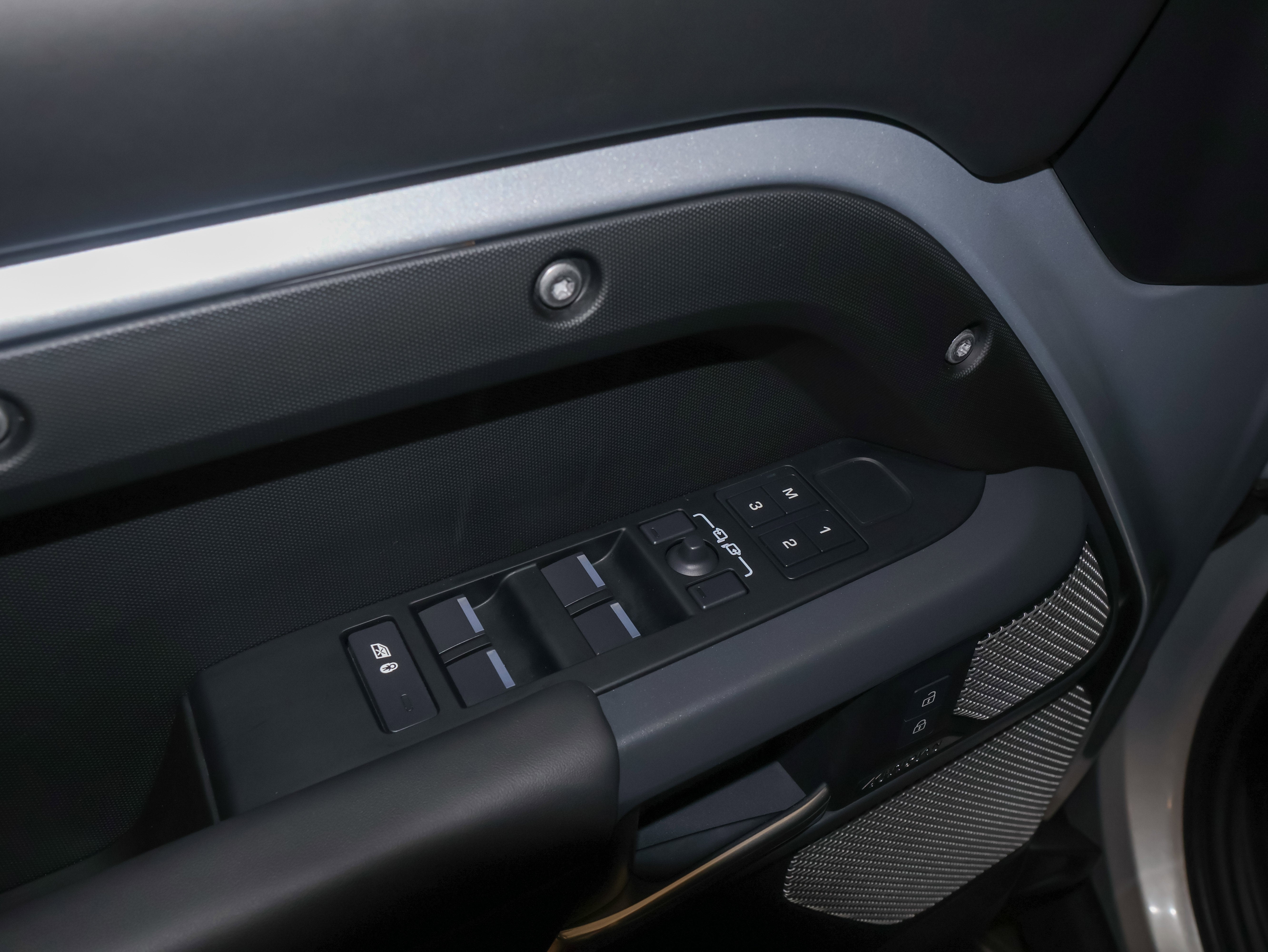 2024 Land Rover Defender X-Dynamic SE