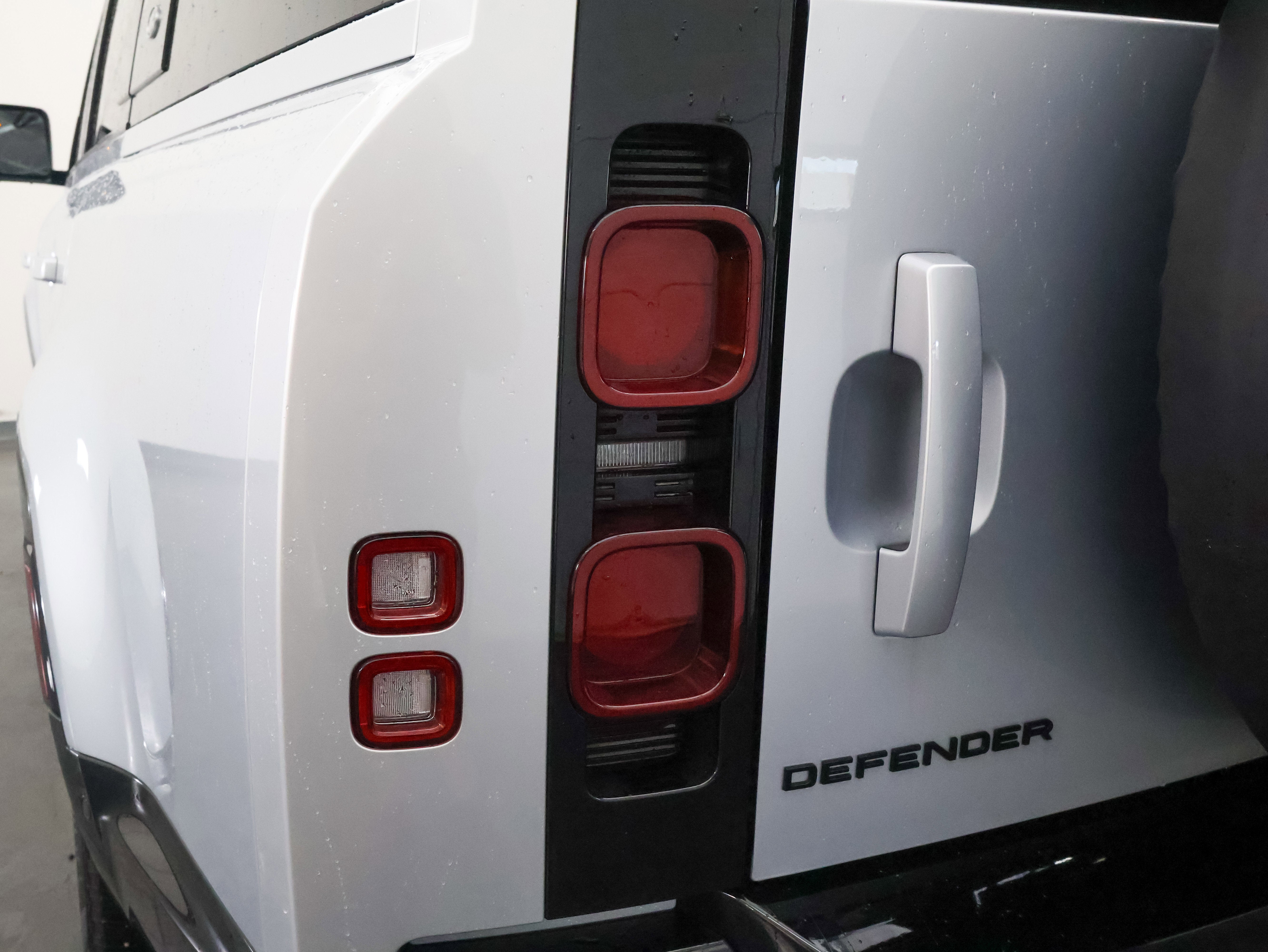2024 Land Rover Defender X-Dynamic SE