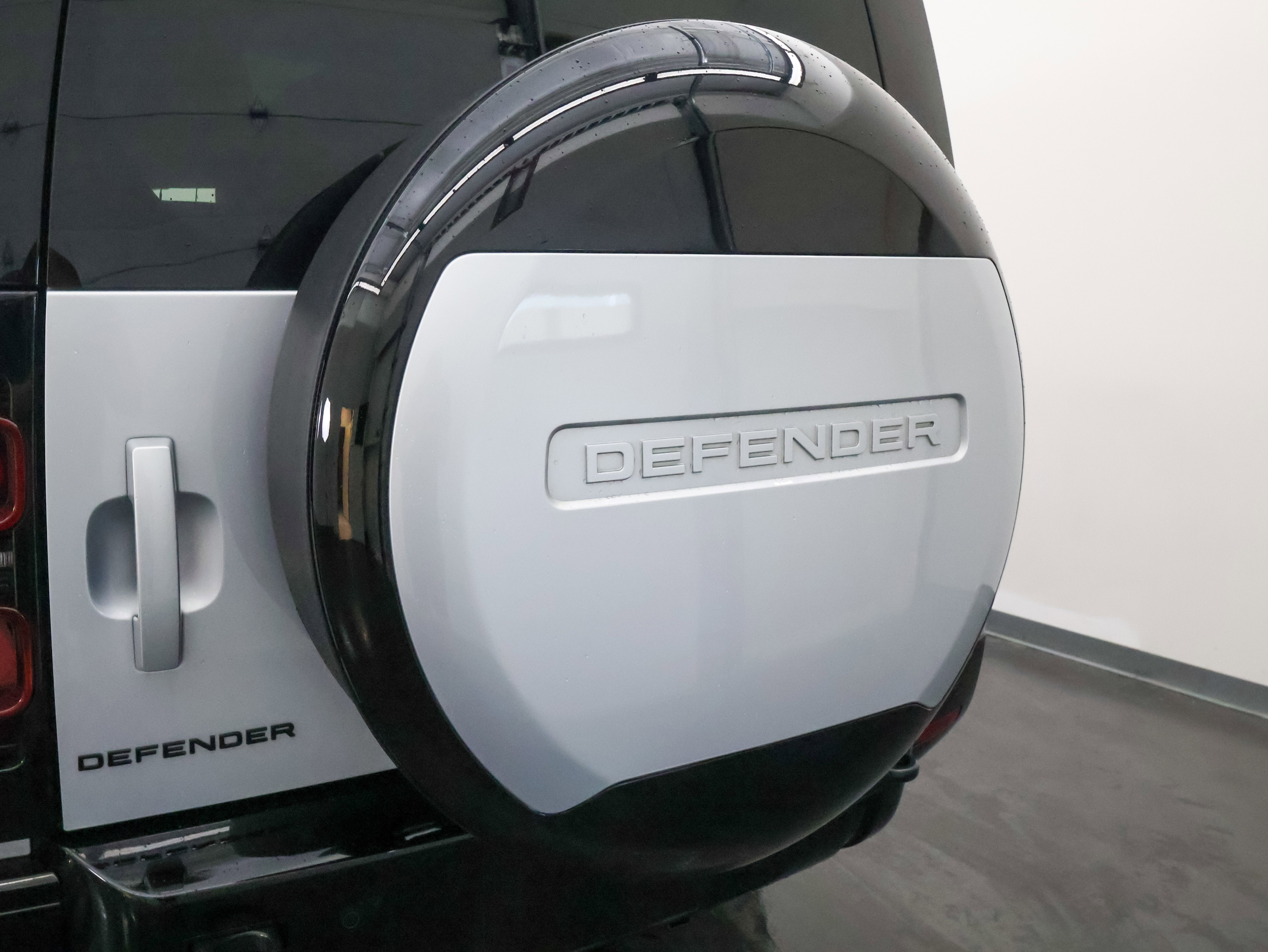 2024 Land Rover Defender X-Dynamic SE
