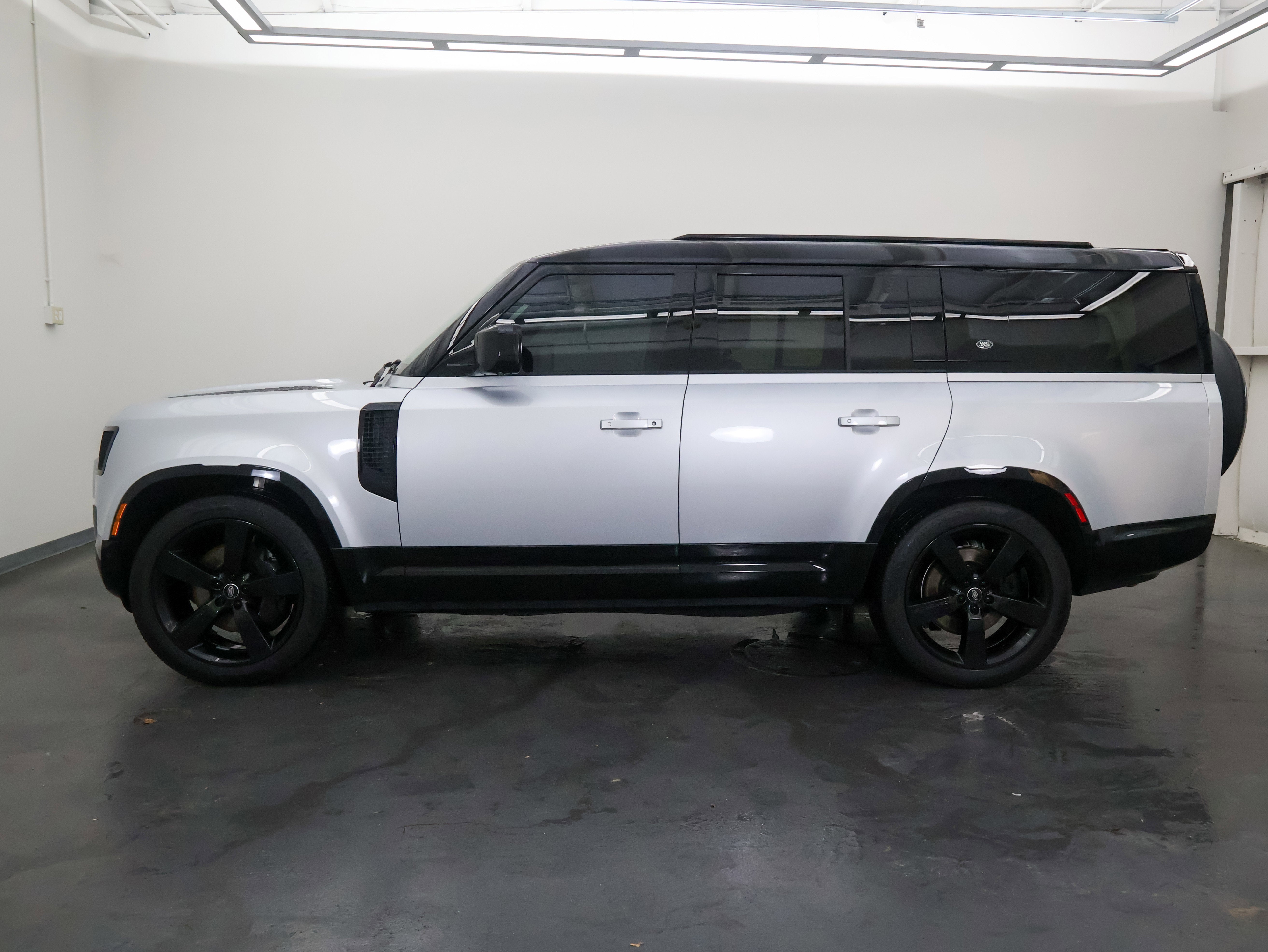 2024 Land Rover Defender X-Dynamic SE