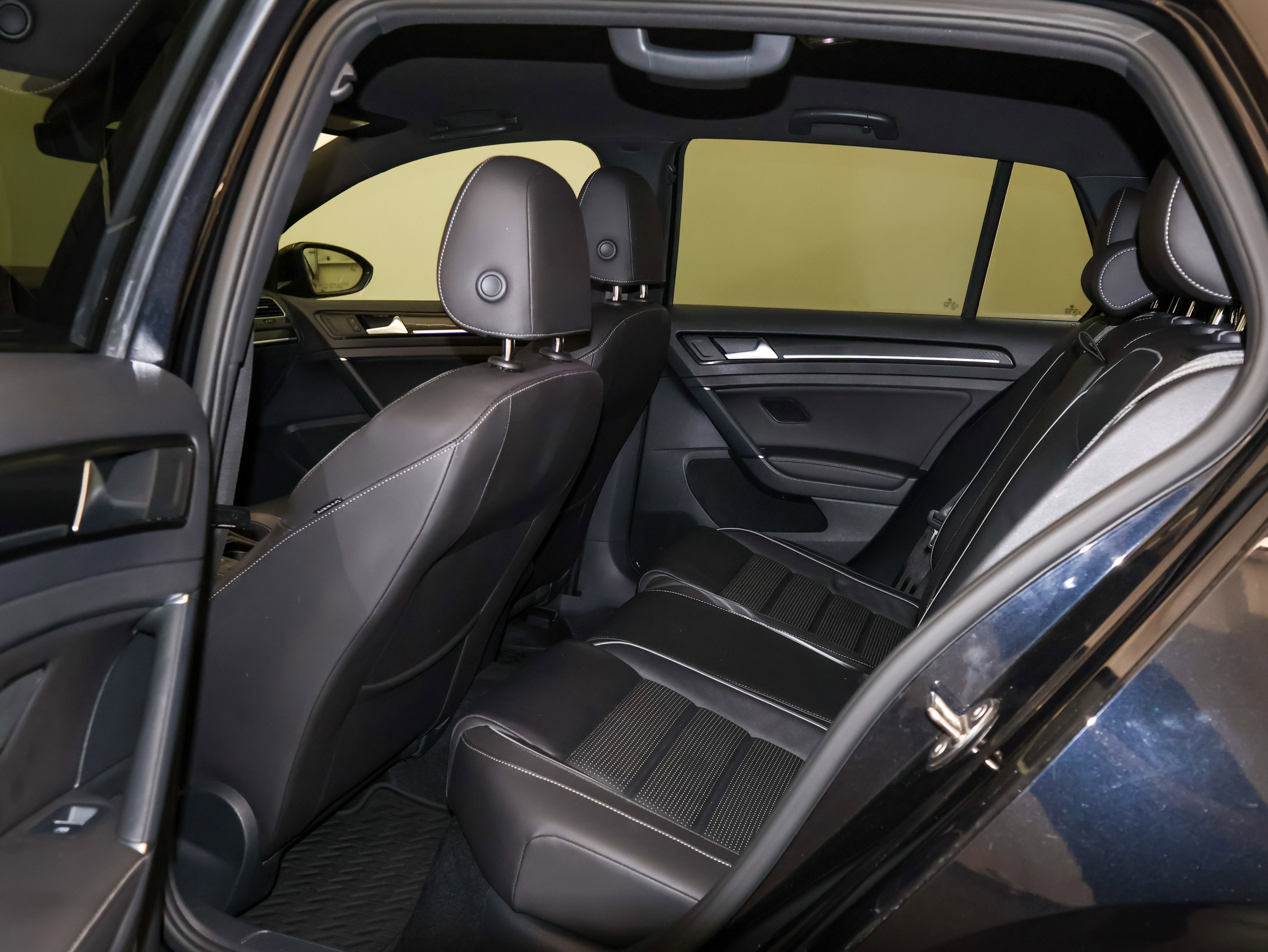 2019 Volkswagen Golf R DCC & Navigation 4Motion